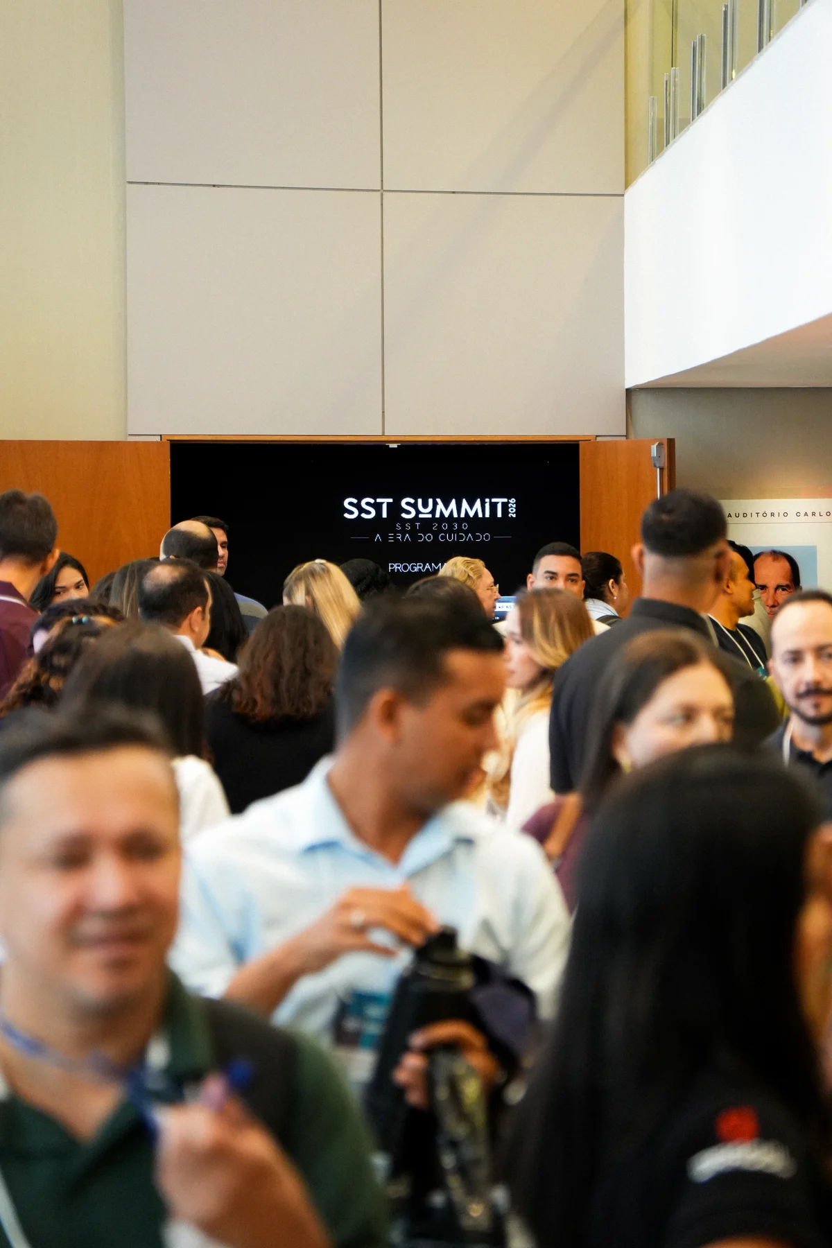 Participantes reunidos no espaço de convivência do SST Summit